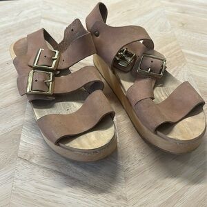 Bryr platform in clay or natural color with gold buckles
